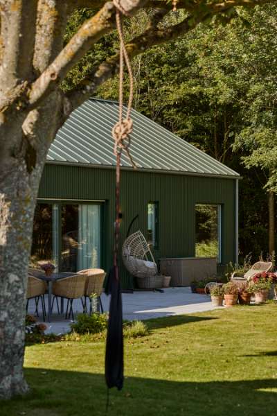 Grüne Stahlprofile bilden den Rahmen für ein ländliches Familienkollektiv, Ølbyvej 178, 4623 Lille Skensved, Dänemark